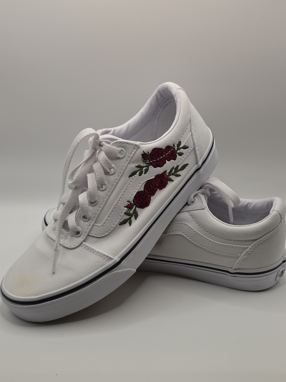 Womens White VANS Canvas W/ Red Rose Embroidery Low Top Sneakers Size 8.5
